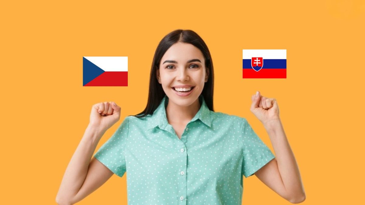 Mladá žena v zelenej blúzke sa usmieva, so slovenskou a českou vlajkou na oranžovom pozadí.