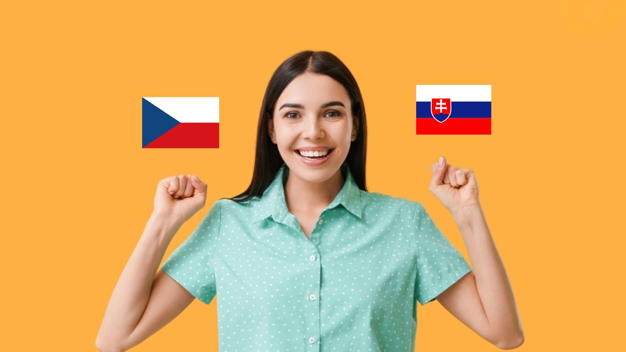 Mladá žena v zelenej blúzke sa usmieva, so slovenskou a českou vlajkou na oranžovom pozadí.