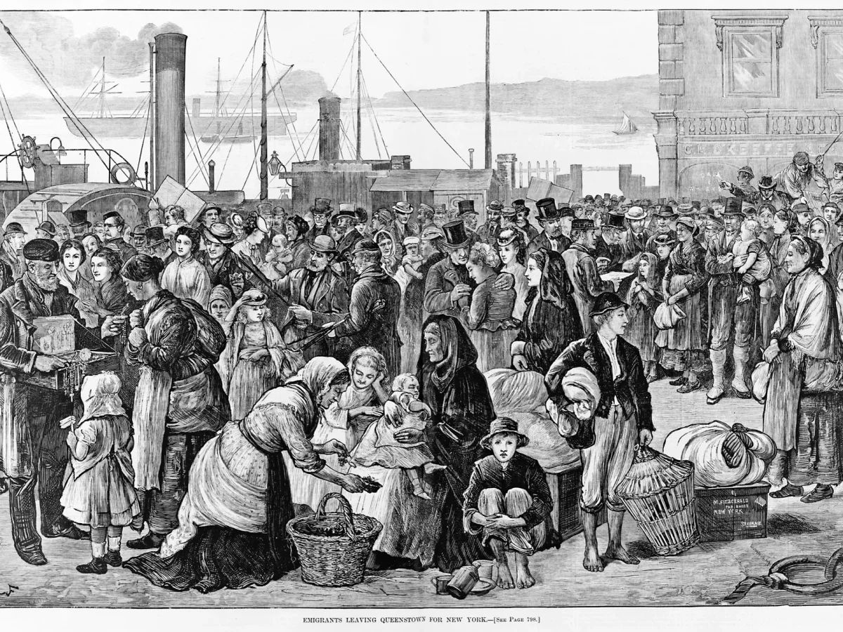 Historická ilustrácia emigrantov na prístave, pripravených na plavbu do New Yorku, 19. storočie.