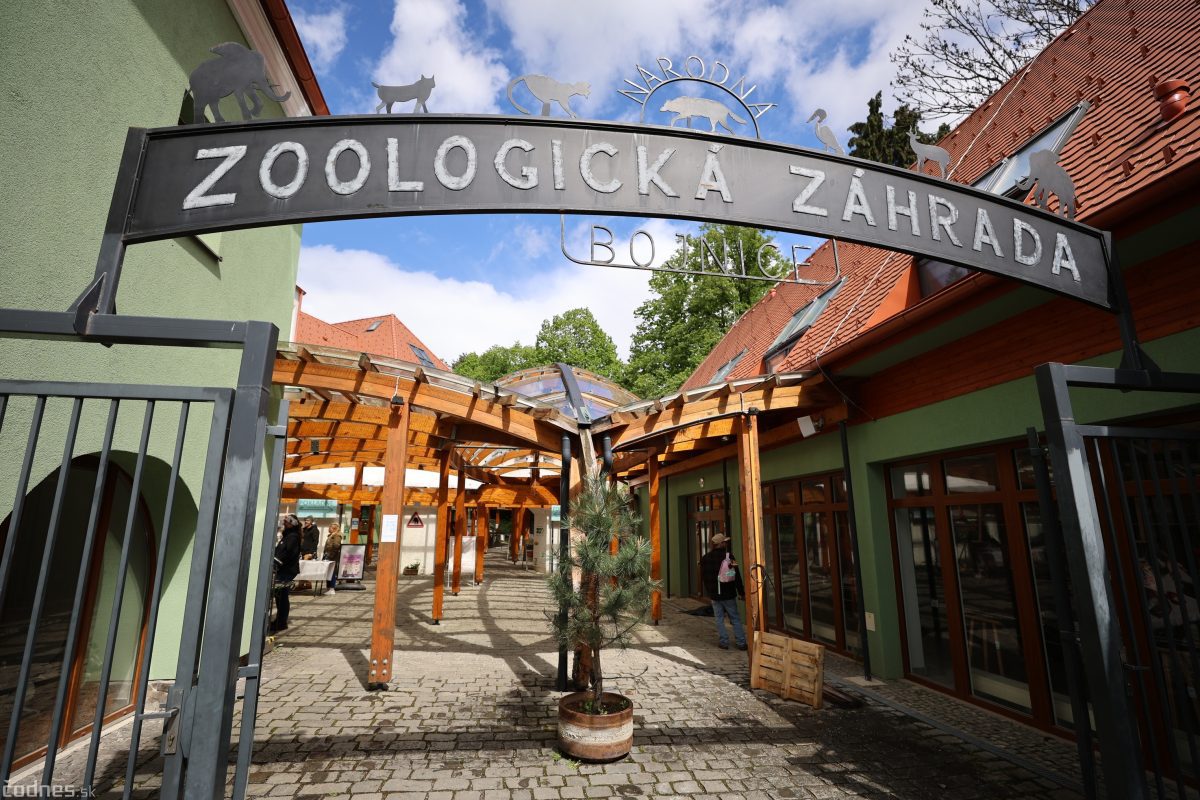 Vchod do Zoologickej záhrady Bojnice s nápisom a dekoratívnymi prvkami z kovu, slnečný deň.