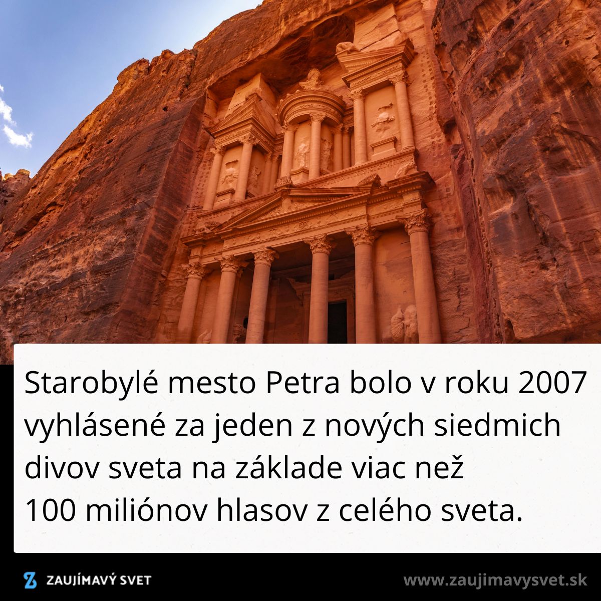 Starobylý chrám v skalnom meste Petra, Jordánsko, vytesaný do červených skál. Nový div sveta od roku 2007.