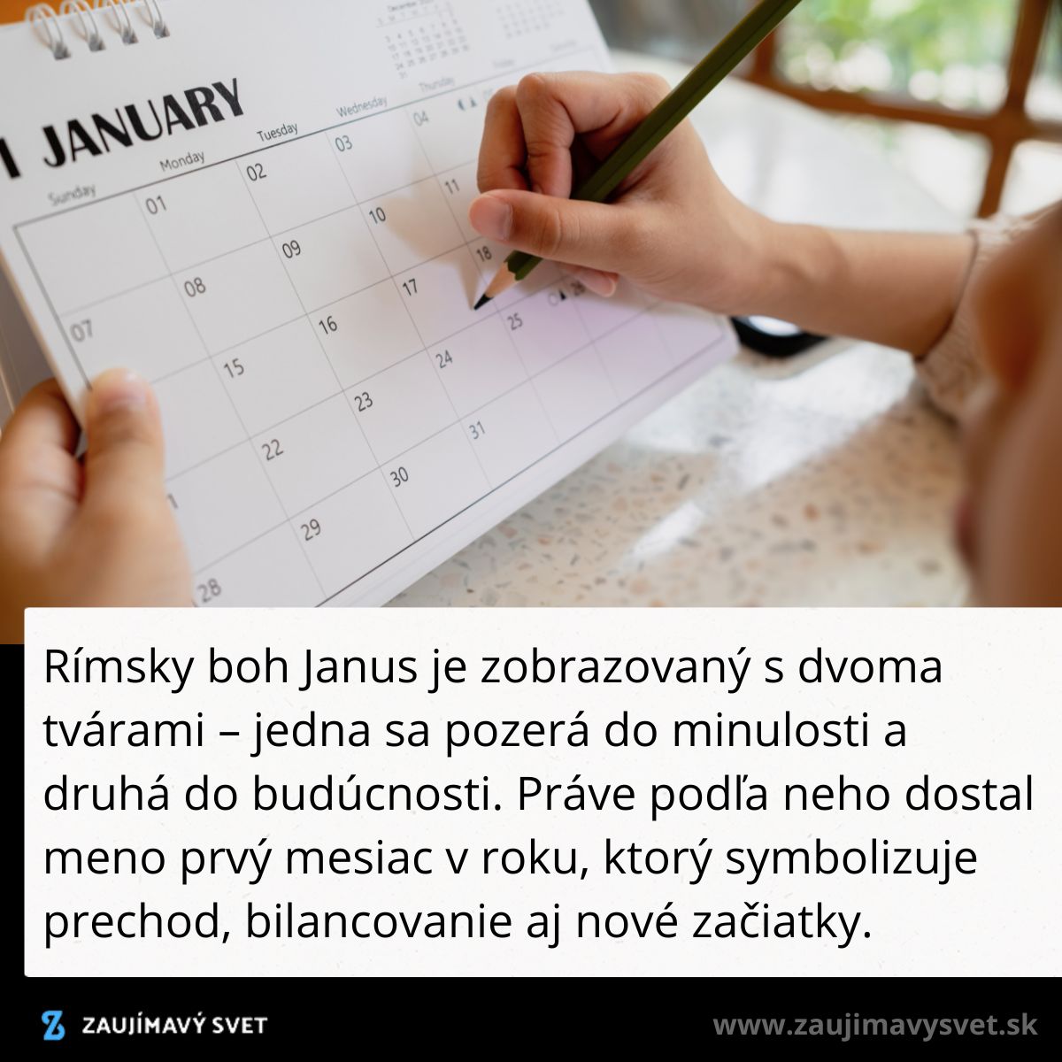 Osoba píše ceruzkou do kalendára na január, symbolizujúci nové začiatky a bilancovanie podľa rímskeho boha Janusa.
