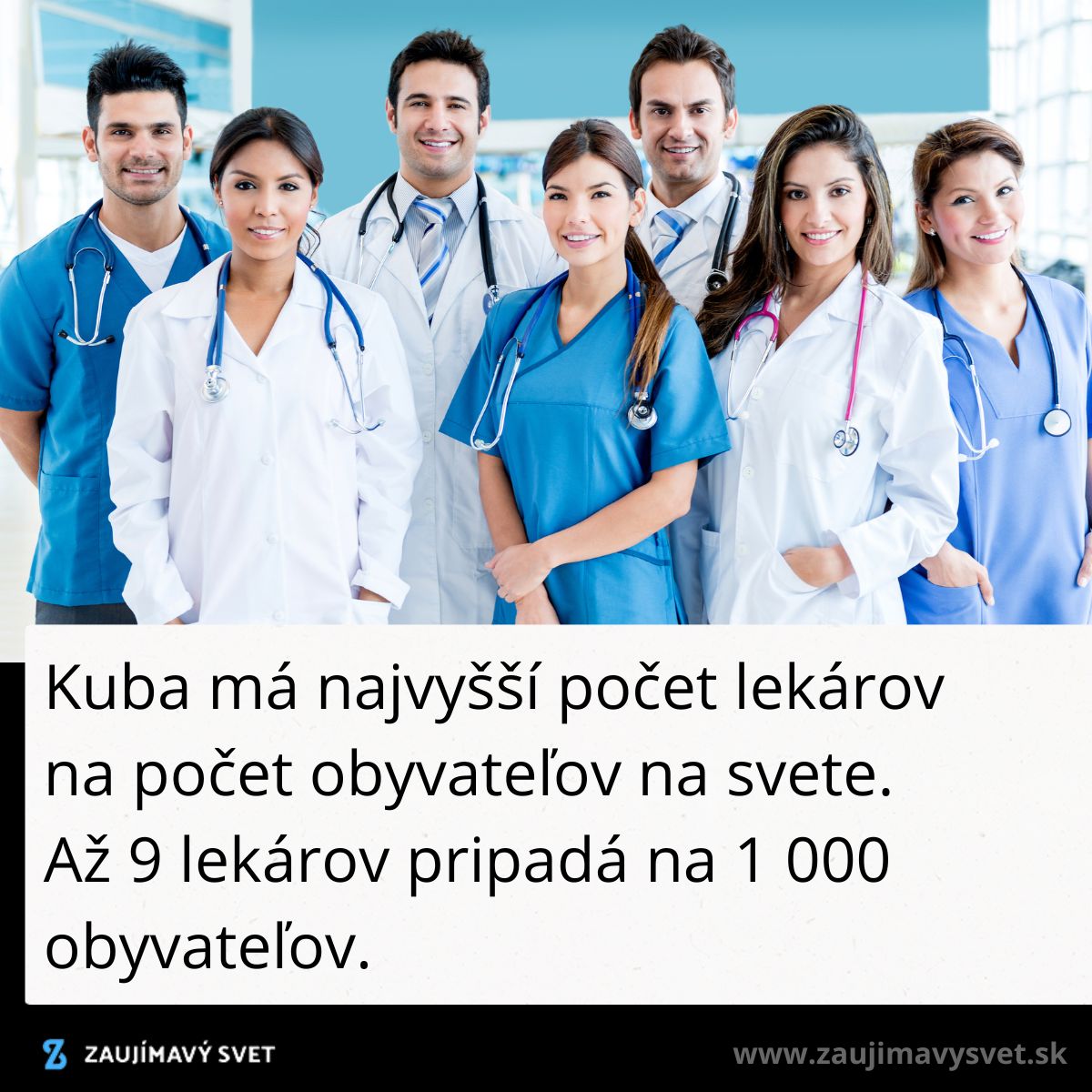 Skupina zdravotníckych pracovníkov v bielych plášťoch a uniformách na modrom pozadí.