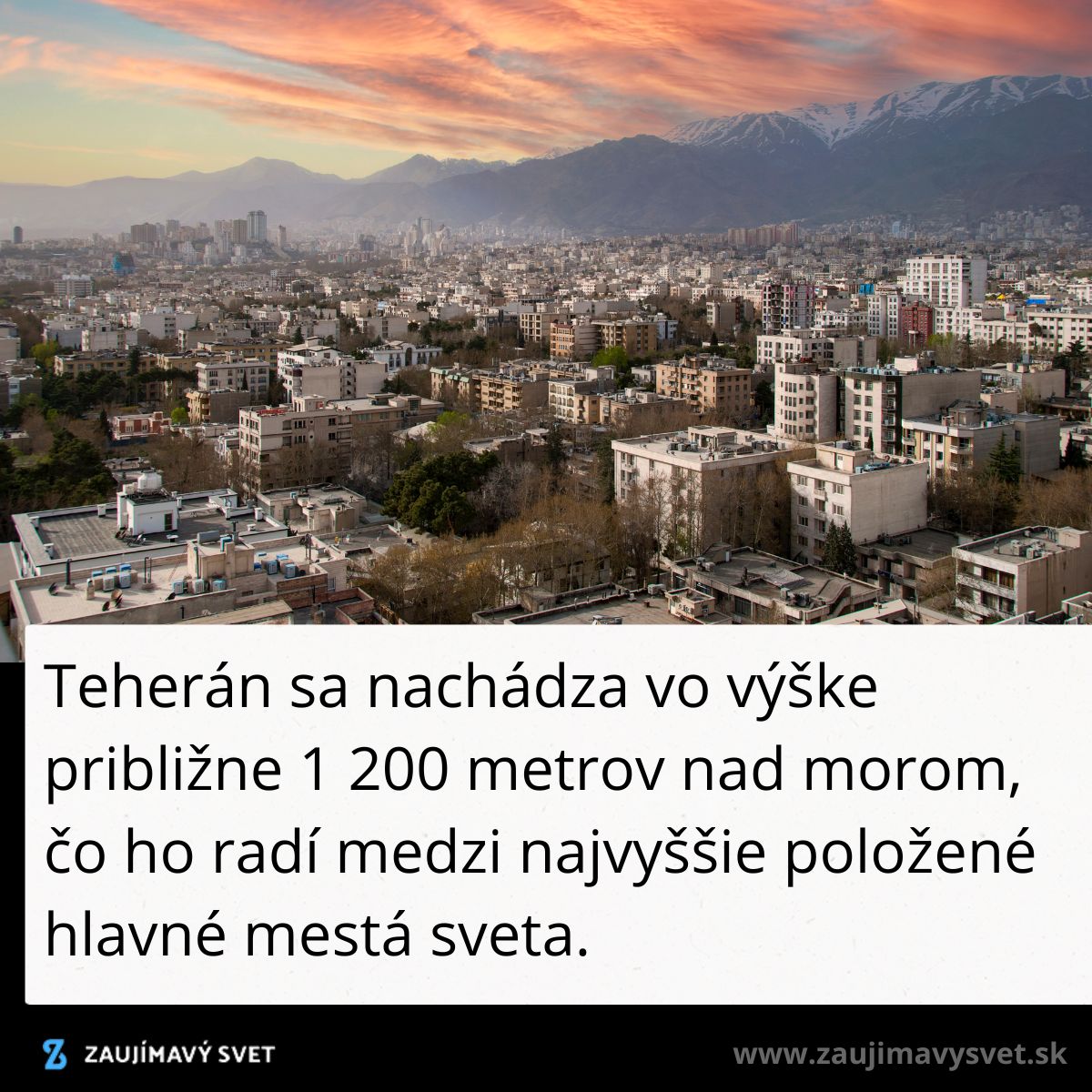 Panoráma Teheránu s horami v pozadí za západu slnka, text o nadmorskej výške.