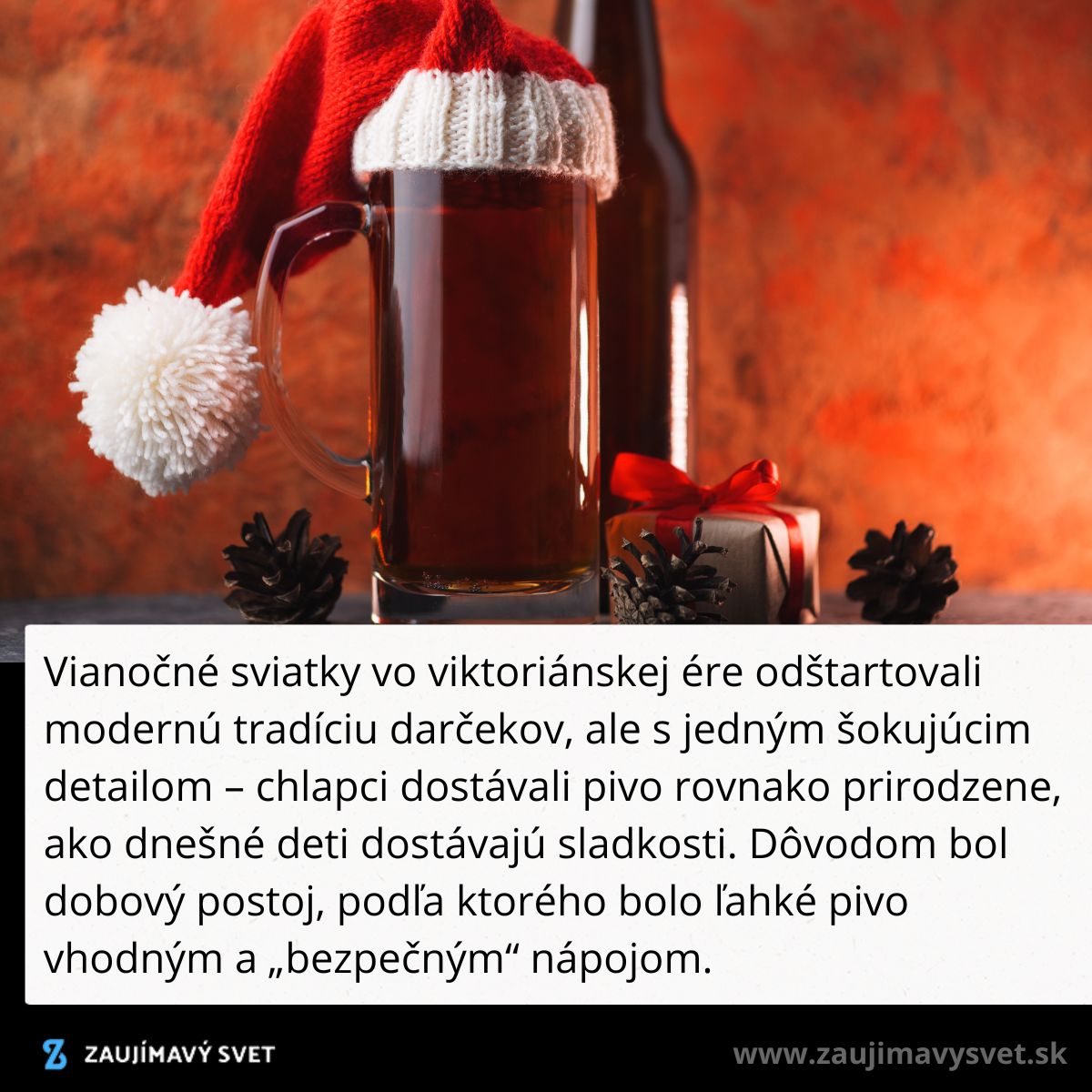 Vianočný pohár s pivom, na ňom červená vianočná čiapka; v pozadí fľaša a darček.