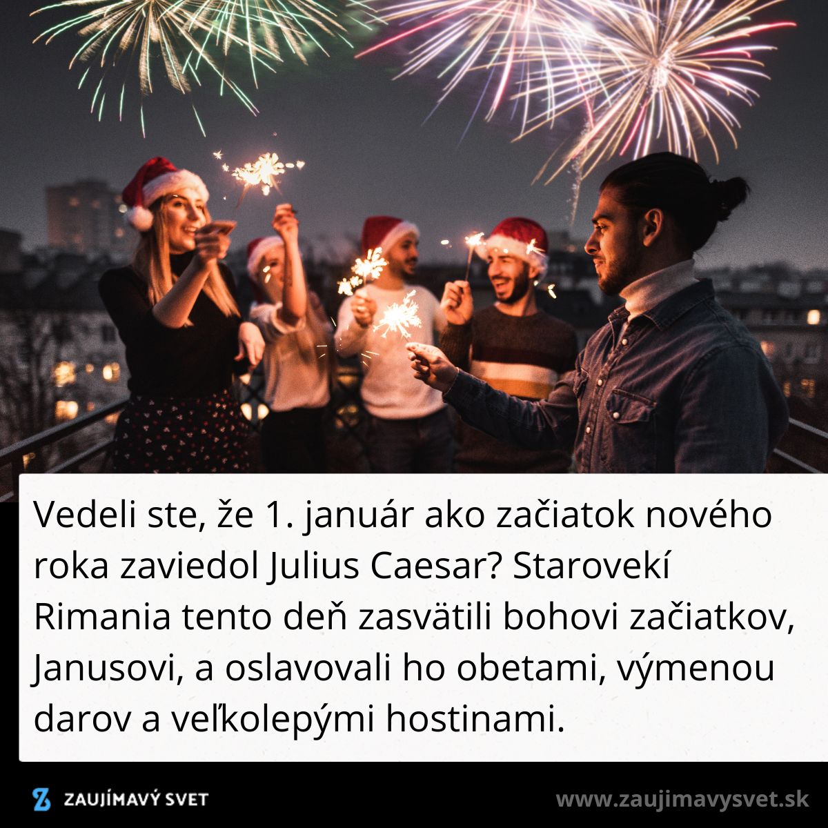 Skupina mladých ľudí oslavuje Nový rok na balkóne s prskavkami a ohňostrojom na oblohe.