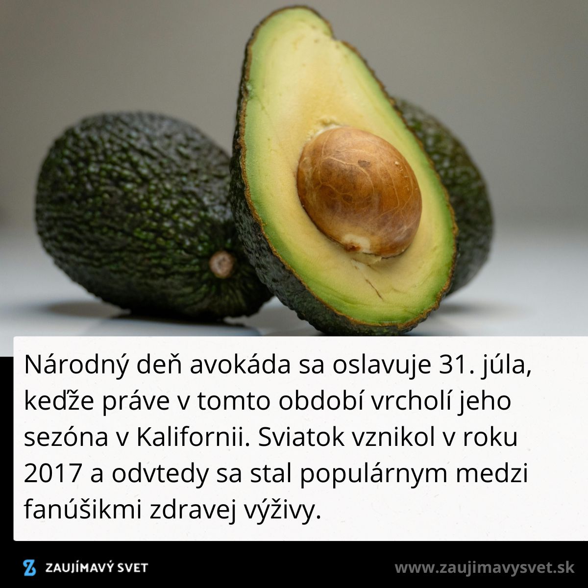 Avokádo rozkrojené na polovicu, oslavované počas Národného dňa avokáda 31. júla. Populárne medzi fanúšikmi zdravej výživy.