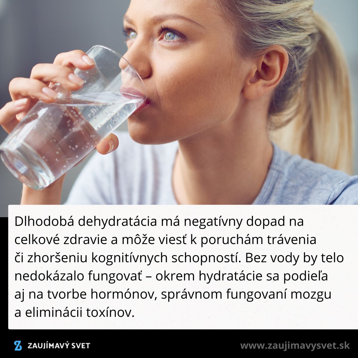 Žena pije pohár vody, aby zabránila dehydratácii a podporila celkové zdravie a kognitívne funkcie.