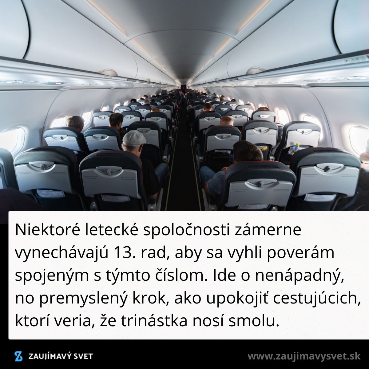 Vnútro lietadla s cestujúcimi, text o vynechávaní 13. radu na upokojenie povier o nešťastnom čísle v leteckej doprave.