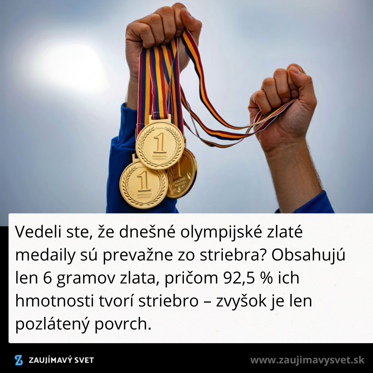Ruka držiaca viacero zlatých medailí s pestrofarebnými stuhami na bledomodrom pozadí.