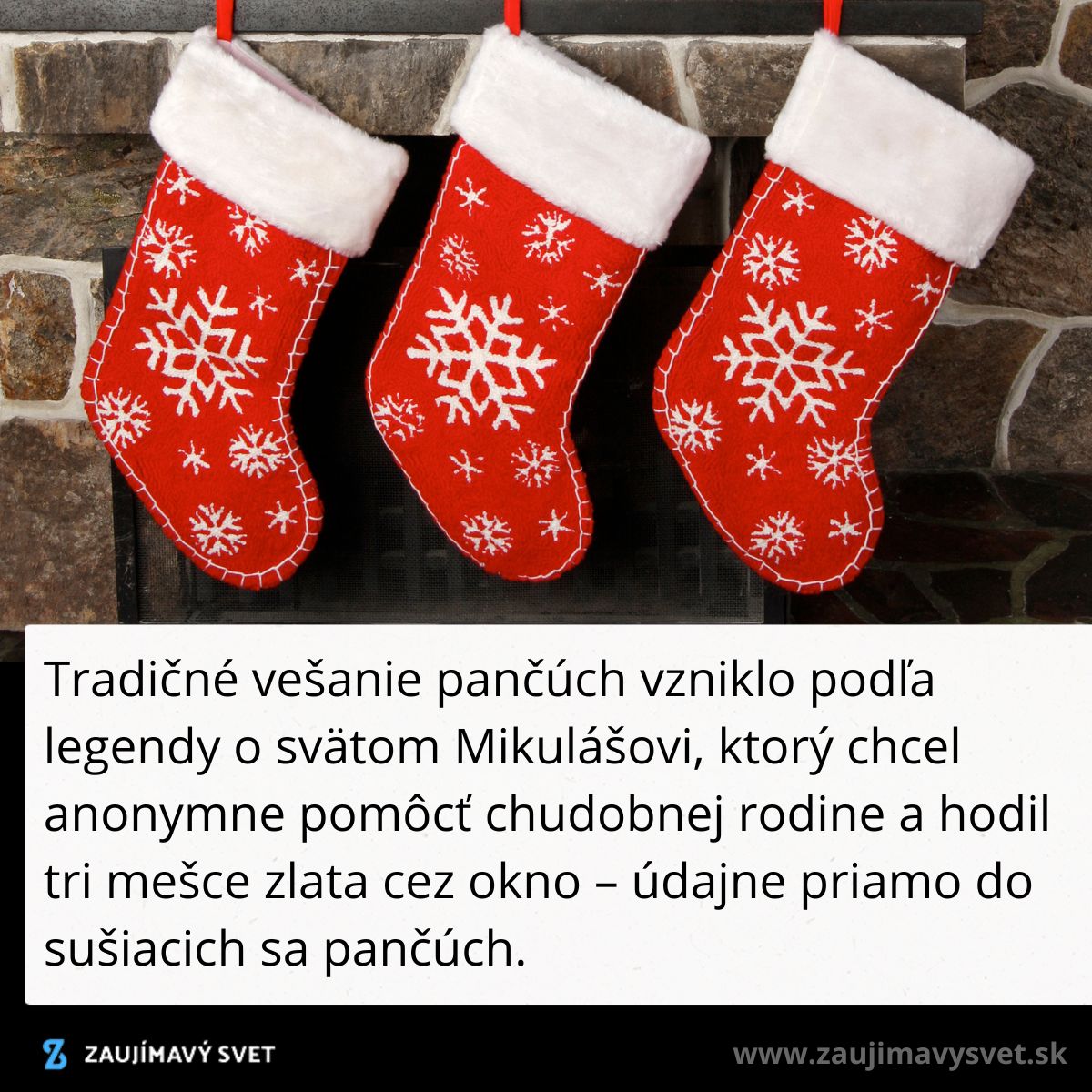 Tri červené vianočné pančuchy s bielymi vločkami zavesené pred kameninovým krbom.