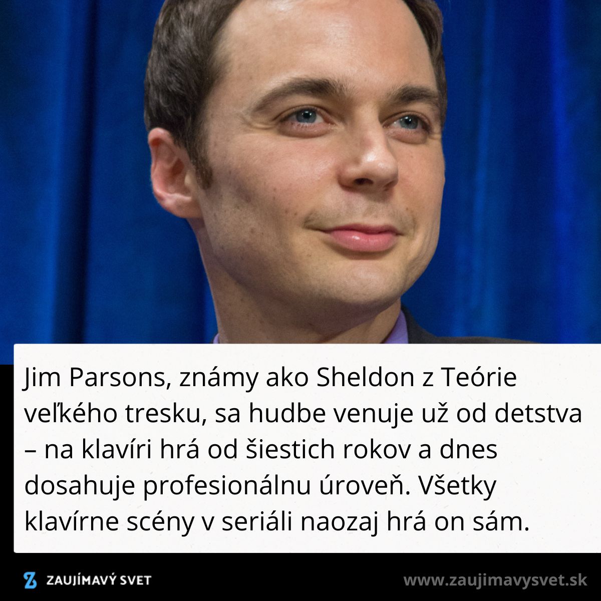 Herec na pódiu v obleku, detailný záber tváre, modré pozadie, text o hre na klavíri.