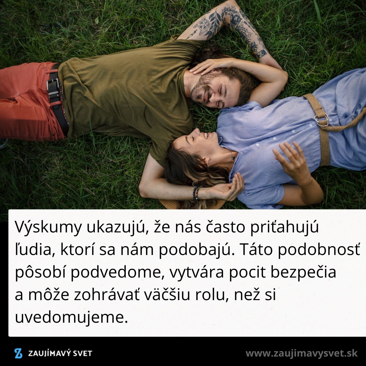 Pár ležiaci na tráve, usmievajúci sa na seba. Podvedomá podobnosť posilňuje pocit bezpečia vo vzťahu.
