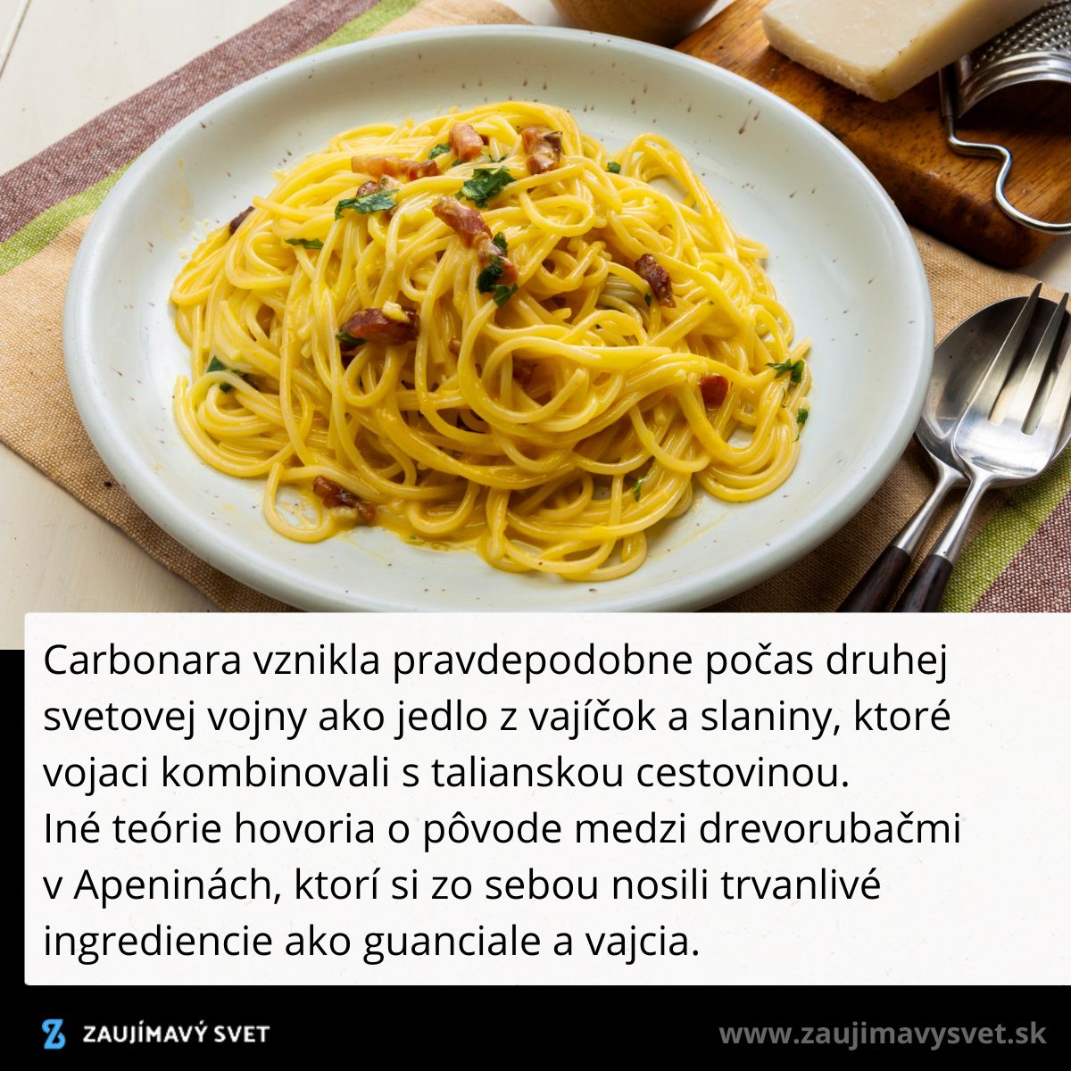 Tanier špagiet carbonara, posypané syrom a zeleninou, pripravené na rustikálnom obruse.