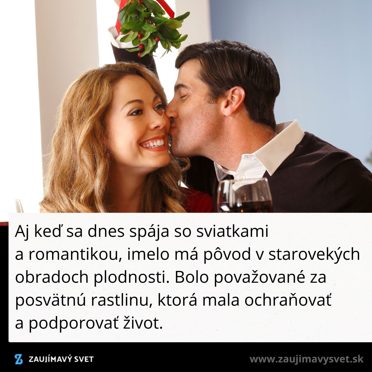 Pár sa bozkáva pod imelom na romantickom rande.