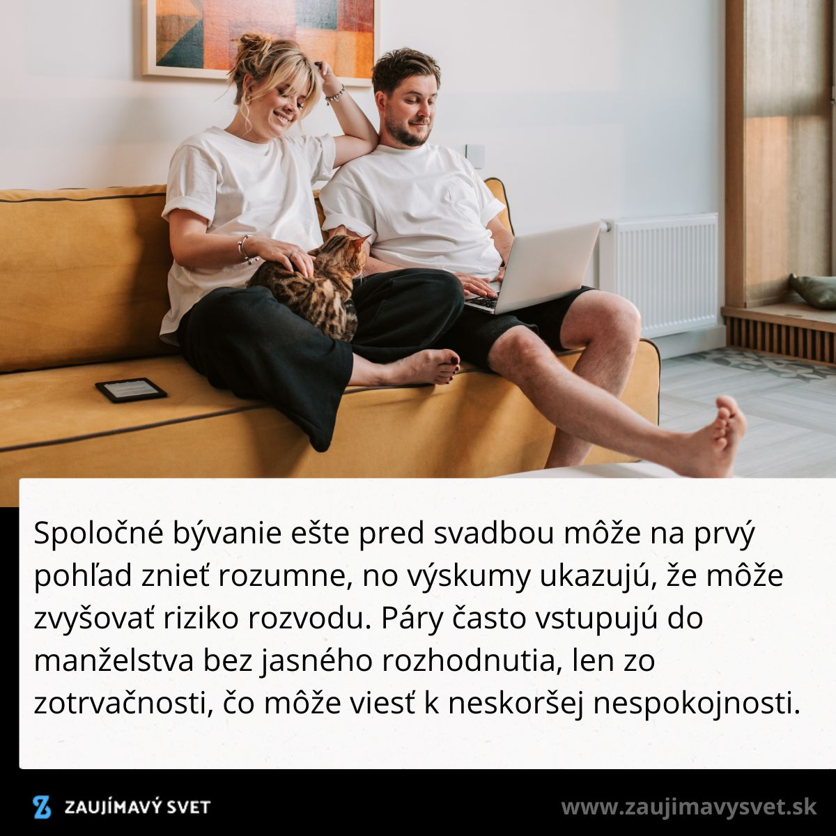 Pár na gauči so spoločným maznáčikom, premýšľajúci nad spoločným životom a otázkami budúcnosti.