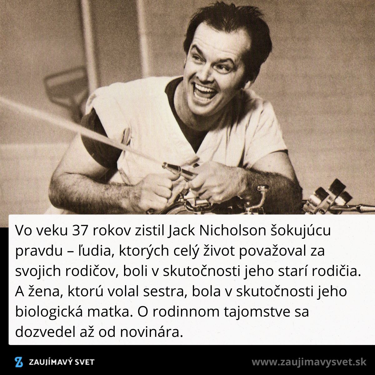 Usmievajúci sa muž drží filmovú kameru, čiernobiely záber s prekvapivým textom o jeho rodinnom tajomstve.