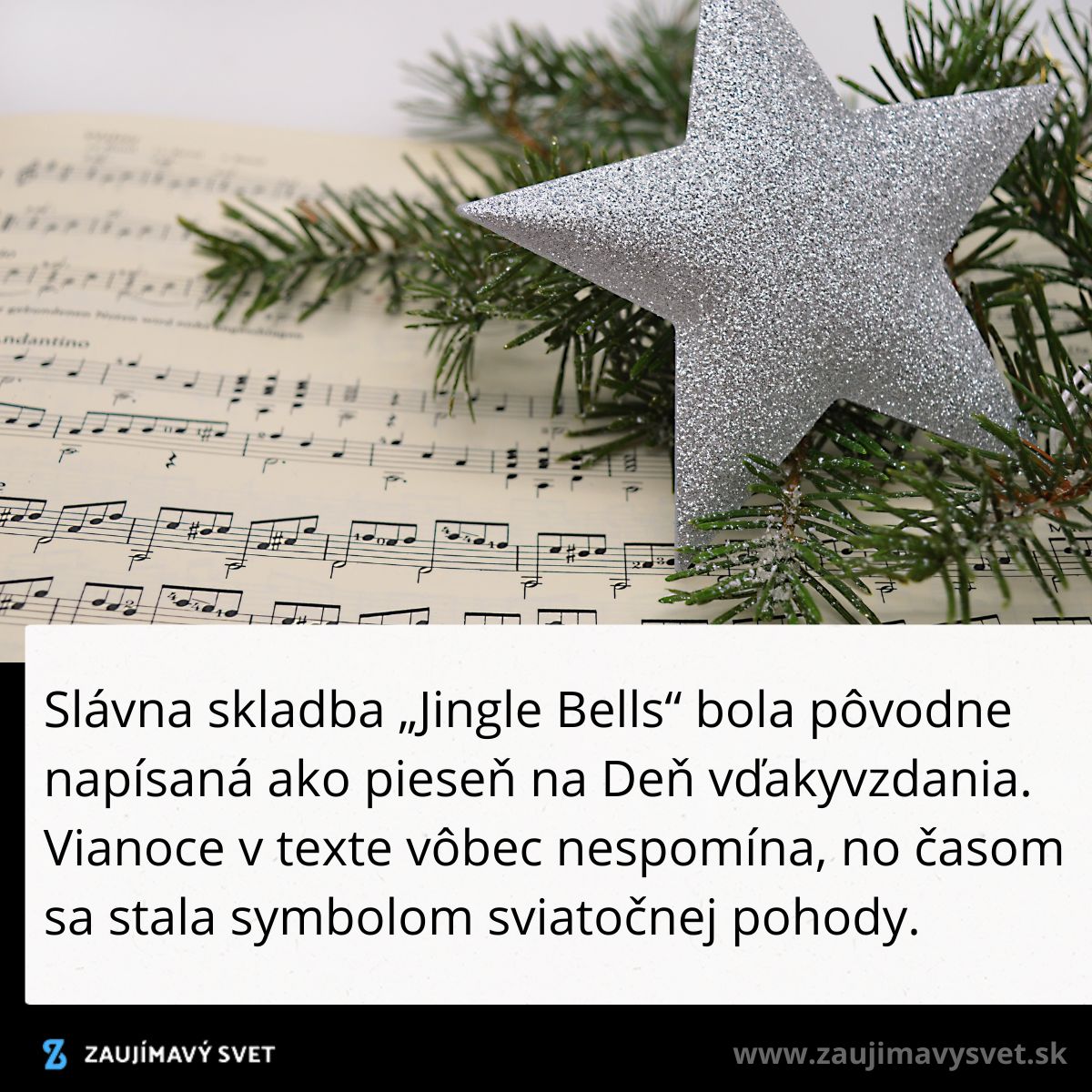 Strieborná hviezda a vetvička smreku na notách slávnej piesne Jingle Bells, symbol sviatočnej pohody.