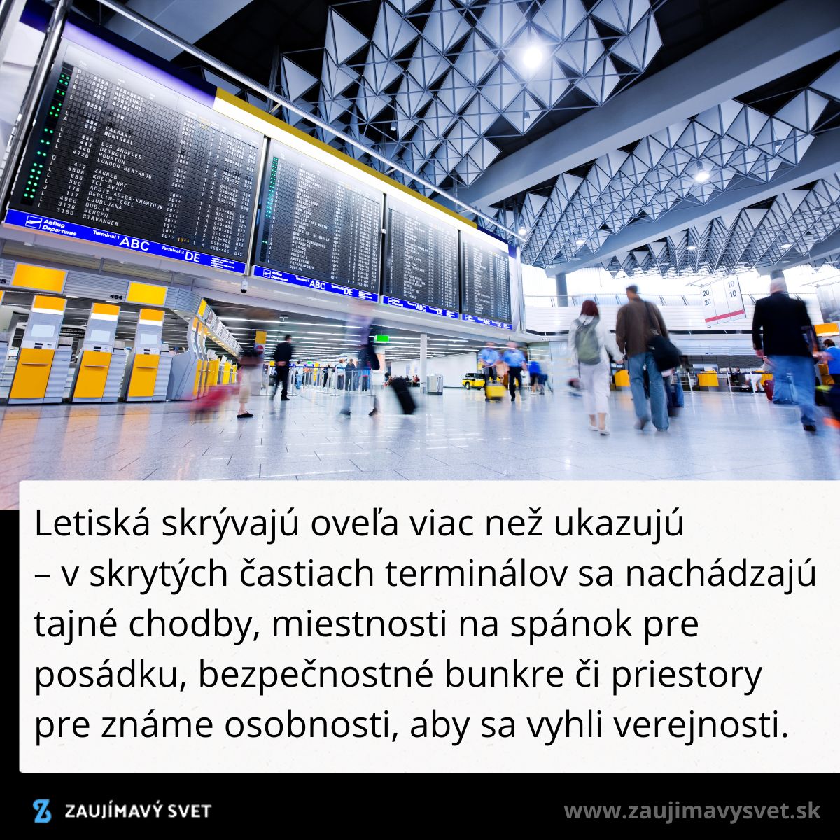 Cestujúci prechádzajú rušnou letiskovou halou s informačnými tabuľami a modernou architektúrou.