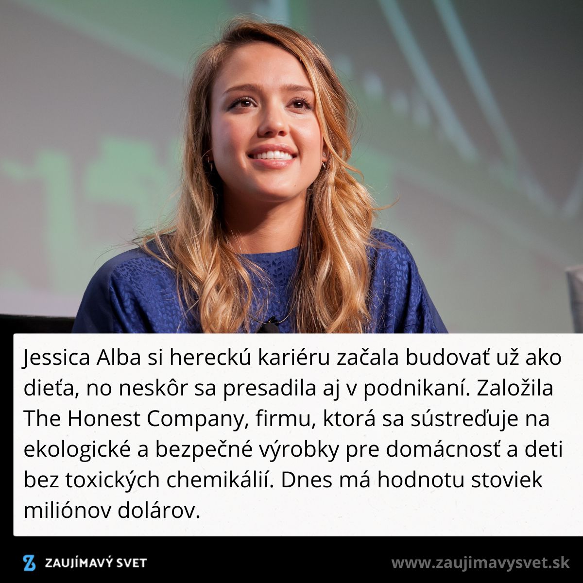 Herečka na pódiu v modrom outfite počas konferencie o udržateľnom podnikaní.