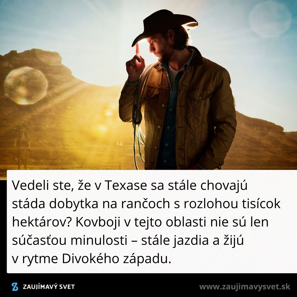 Kovboj v klobúku stojí na ranči pri západe slnka, symbolizuje život na divokom západe v Texase.