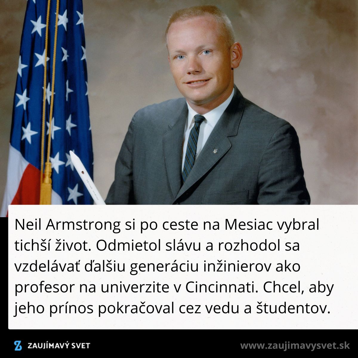 Muž v obleku pri vlajke drží model rakety, pozadie je béžové.