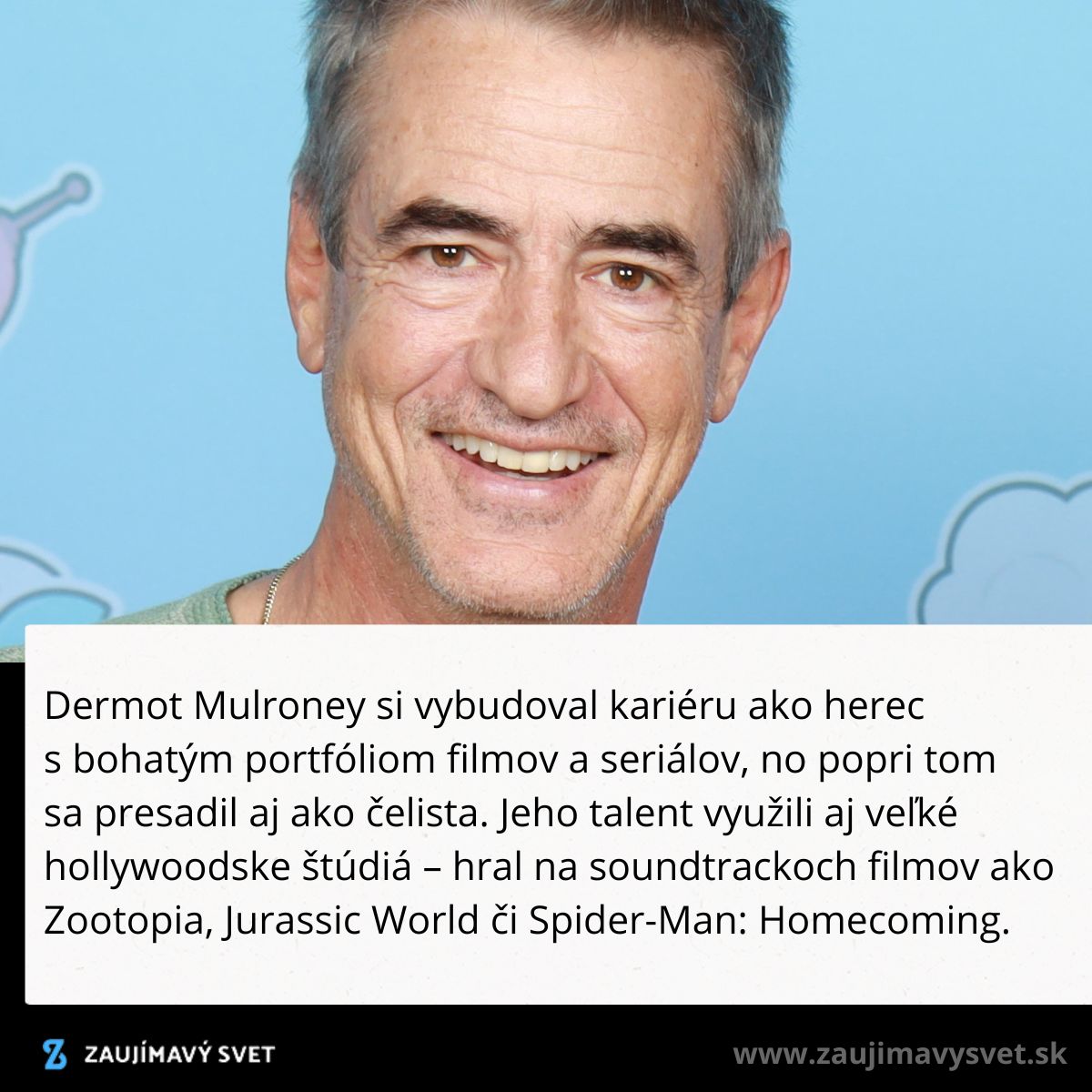 Herec s úsmevom v šedom tričku pred modrým pozadím, uvedený na zaujimavysvet.sk.