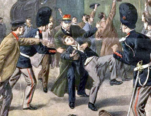 Ilustrácia bitky vo viedenských uliciach, policajt zasahuje do konfliktu skupiny mužov v uniformách a civilných šatách.