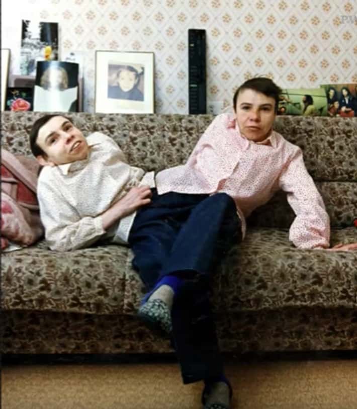 Prepáč, neviem, kto sú osoby na obrázku. Ak by som mohol pomôcť s niečím iným k obrázku, daj mi vedieť!