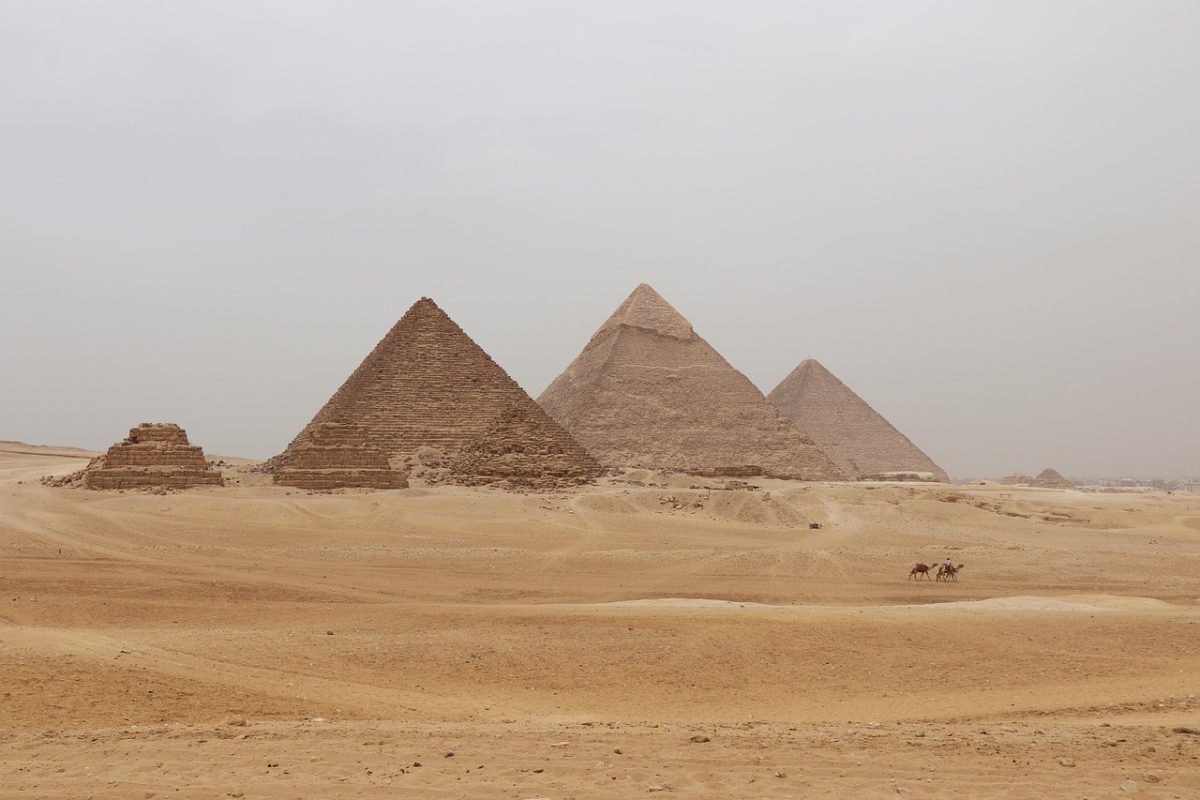 Pyramídy v Gíze, Egypt: staroveké monumenty na púšti ako symboly staroegyptskej civilizácie a turistická atrakcia.