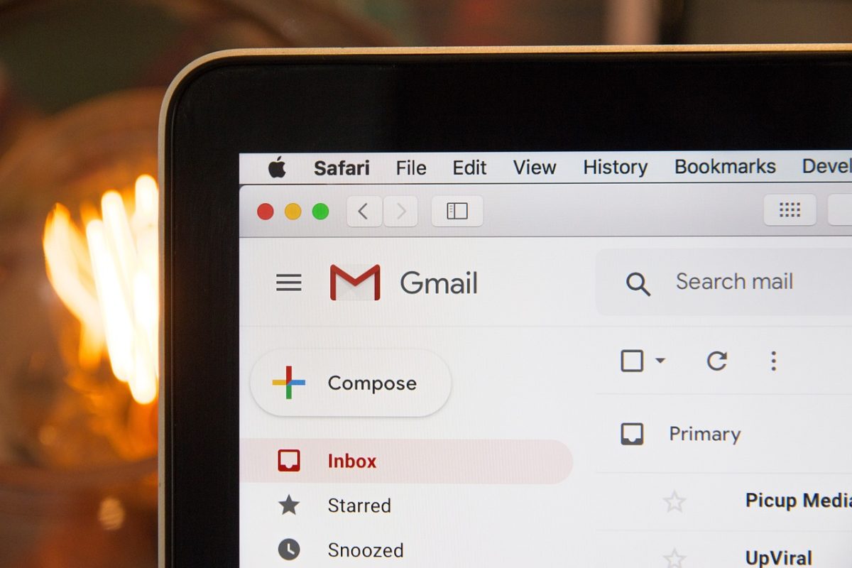 Zobrazenie emailovej schránky Gmail v prehliadači Safari na počítači so zaostrením na tlačidlá položiek.