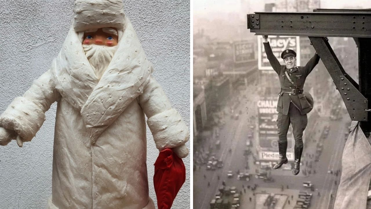 Bábka v bielom oblečení vedľa historickej fotografie muža visiaceho z konštrukcie nad mestskou ulicou.