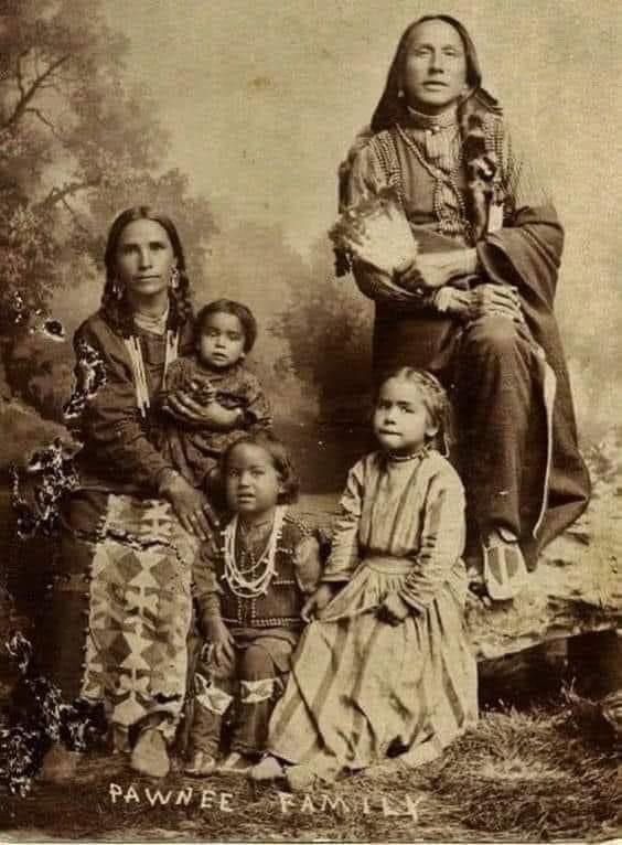 Historická fotografia rodiny kmeňa Pawnee v tradičnom oblečení.