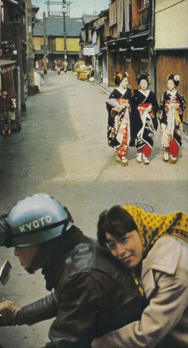 Mladá žena na motorke a gejše kráčajú po tradičnej ulici v Kjóte, Japonsko.