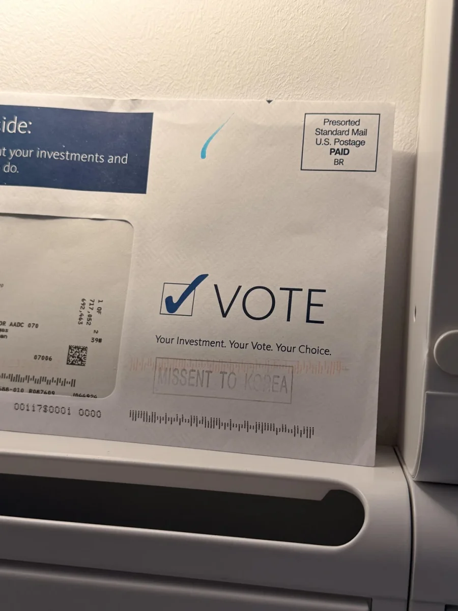 Obálka s nápisom Vote, s poštovou známkou USA a poznámkou Missent to Korea.
