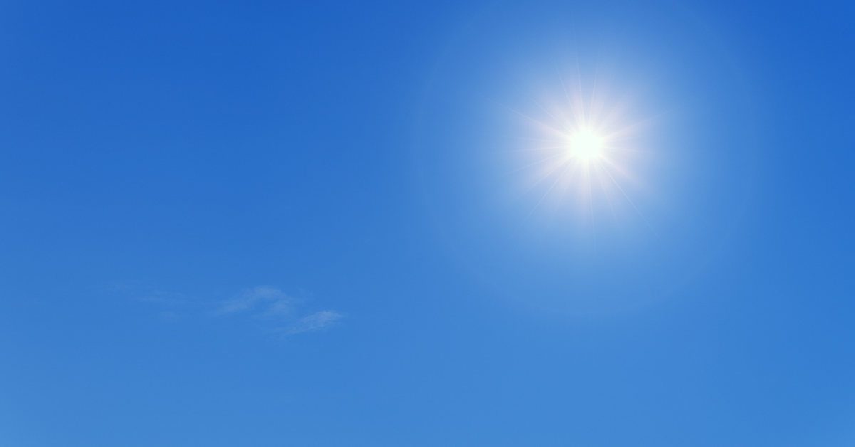 Jasná modrá obloha so slnečným svitom, symbol letného dňa a dobrej viditeľnosti.