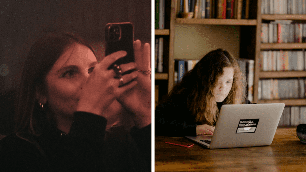 Žena fotí s mobilom, druhá pracuje na notebooku v knižnici.