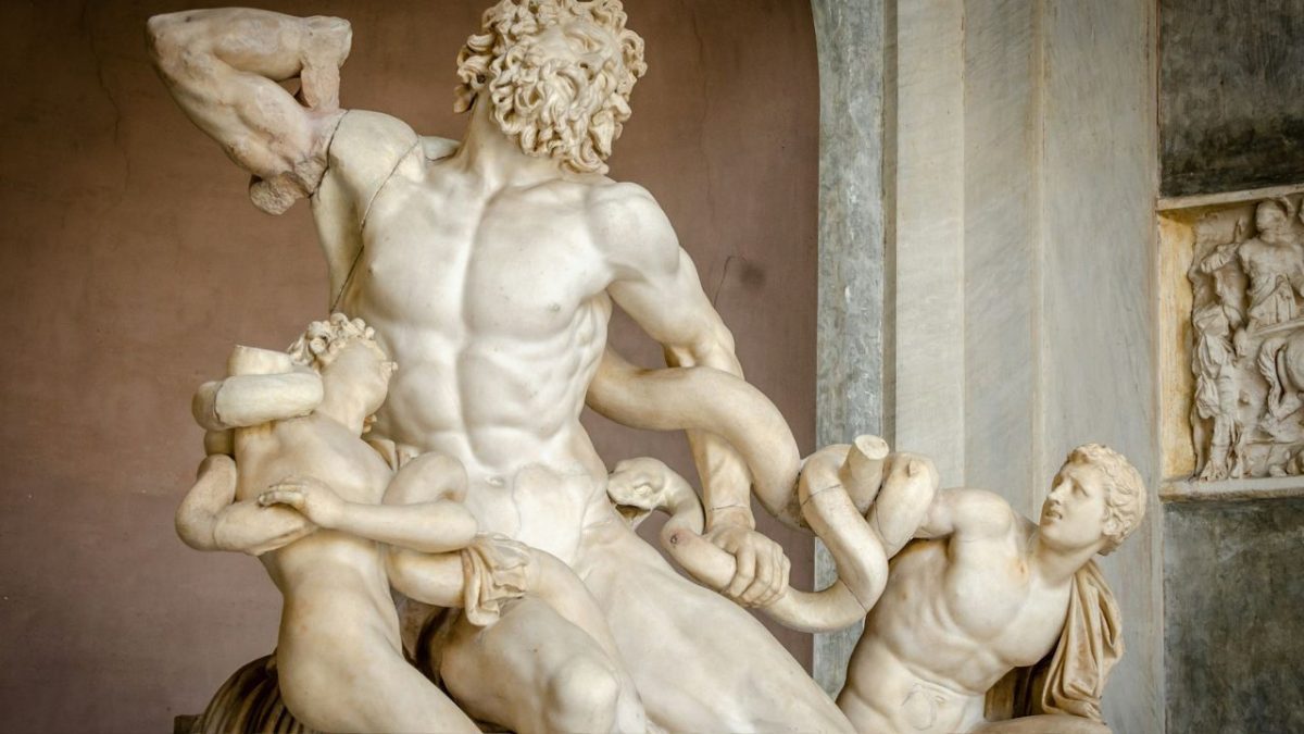 Staroveká socha s tromi mužmi zápasiacimi s obrovským hadom, zobrazená v múzeu na historickom pozadí.