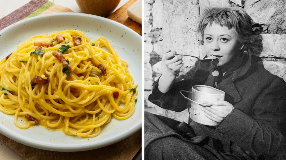 Špagety carbonara na tanieri vľavo, žena s miskou a lyžicou sediaca pri stene vpravo.