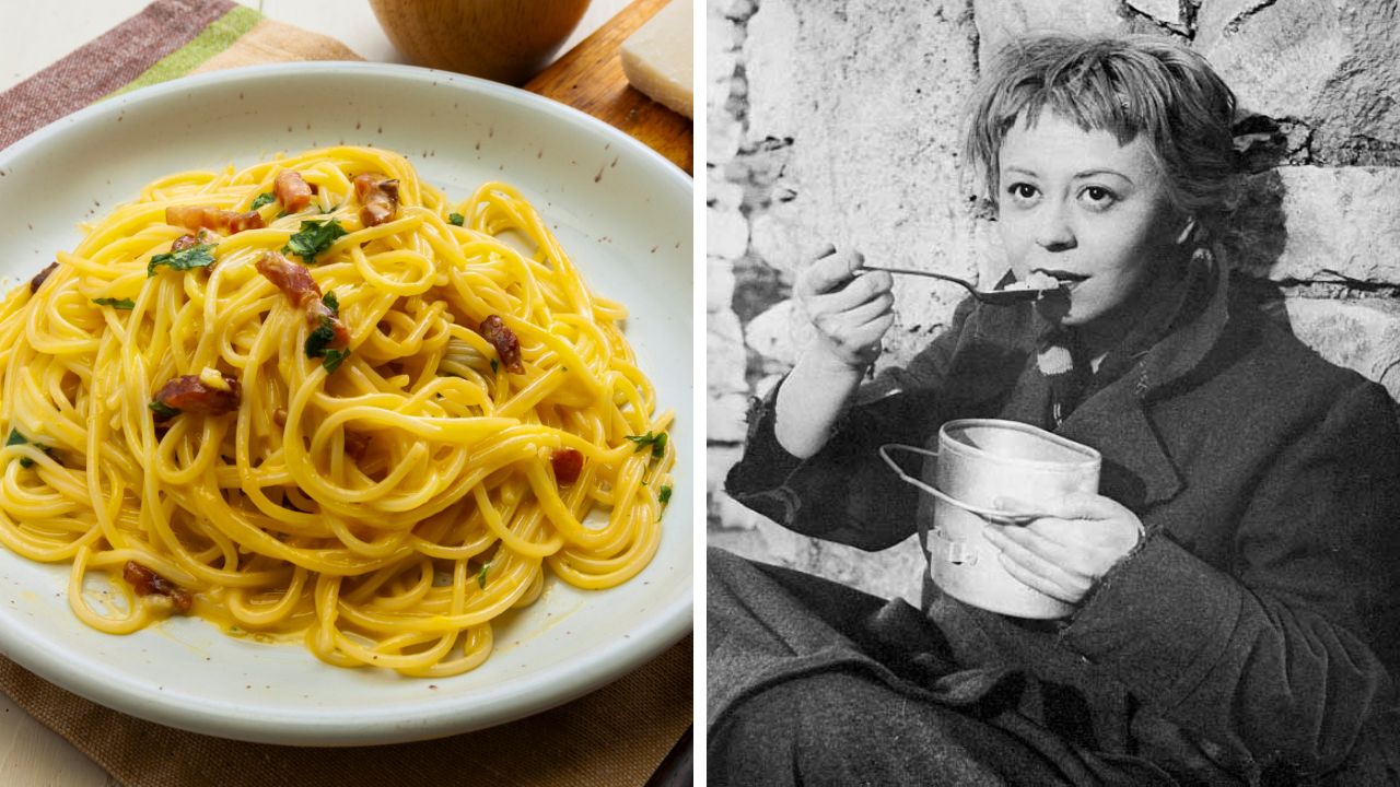 Špagety carbonara na tanieri vľavo, žena s miskou a lyžicou sediaca pri stene vpravo.