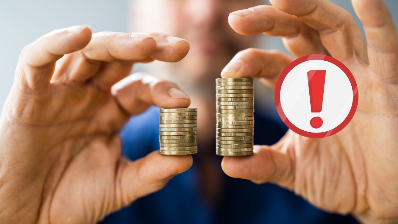 Ruky držia mince rôznej veľkosti s výstražným symbolom, čo symbolizuje finančné riziko.