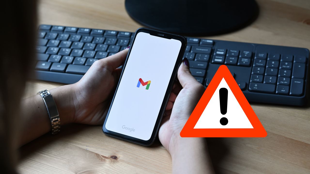 Osoba s mobilom s Gmailom, varovanie pred problémami s e-mailom, klávesnica na pozadí.
