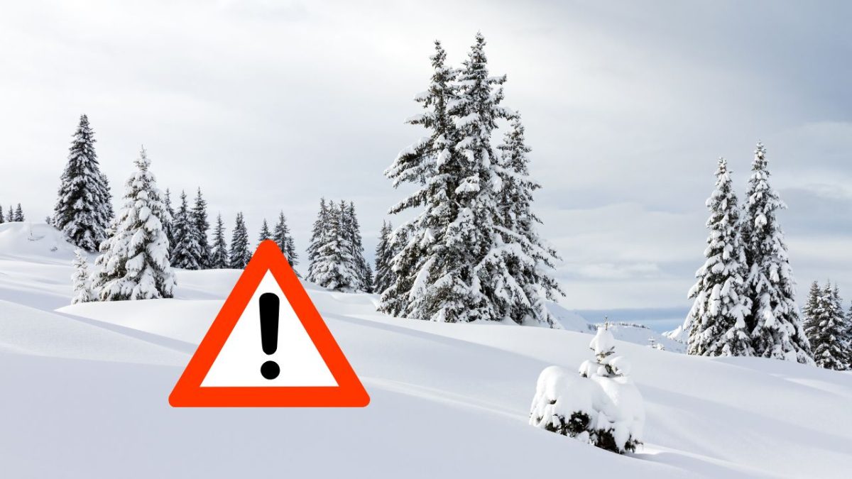 Zasnežená krajina s varovným symbolom; upozornenie na lavíny alebo iné nebezpečenstvo v prírode.