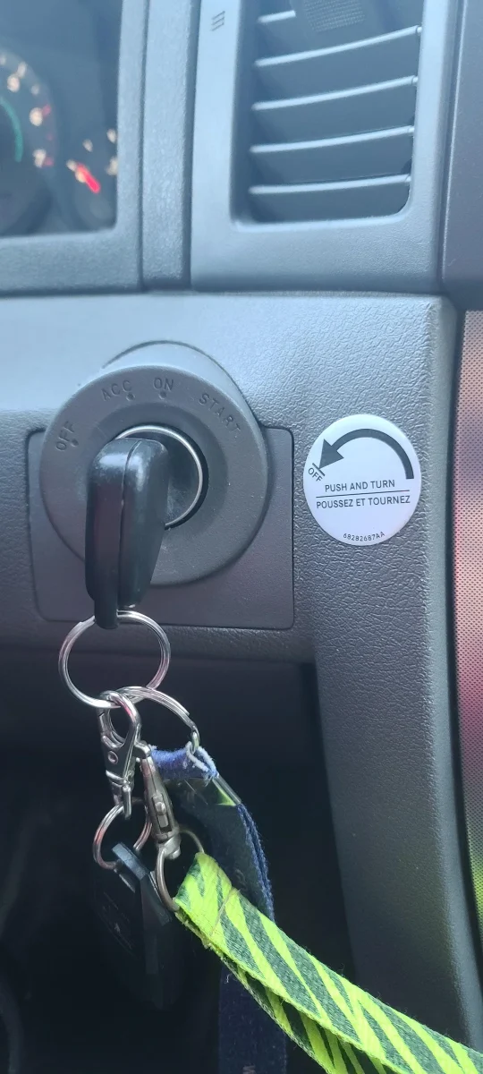 Kľúč v zapaľovaní auta, označenie push and turn.