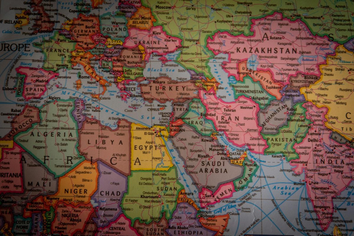 Mapa zobrazujúca štáty Európy, Blízkeho východu a severnej Afriky s vyznačenými hlavnými mestami a hranicami.
