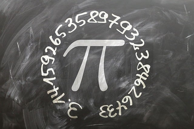 Symbol π obklopený desatinnými miestami na tabuli. Matematická konštanta a nekonečné desatinné číslo π.