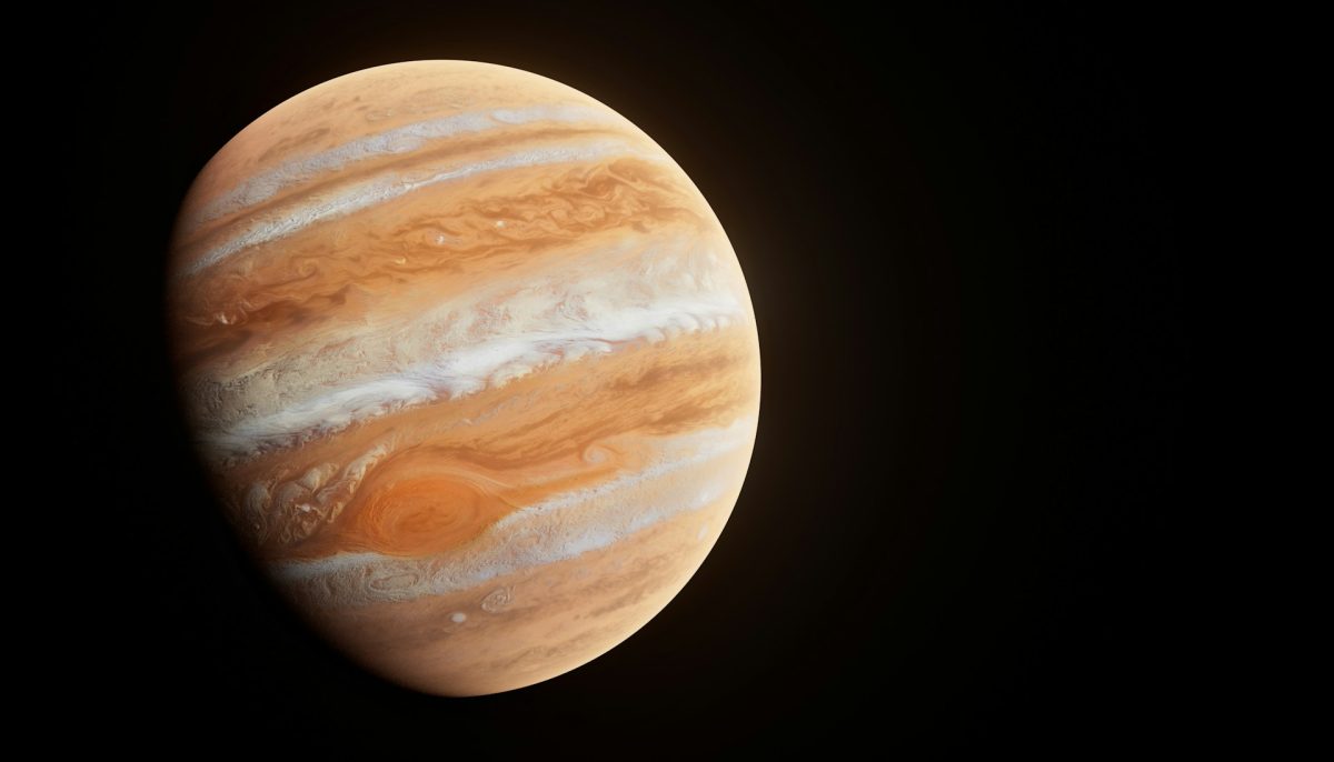 Jupiter s Veľkou červenou škvrnou, obklopený oblačnými pásmi v tmavom vesmíre.