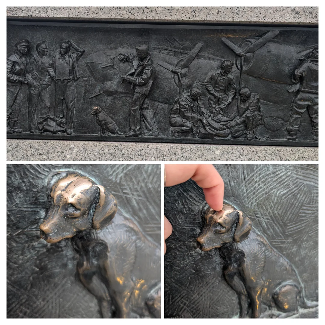 Reliéf námorníkov a psa pri lietadle, detail hladenia psa rukou.