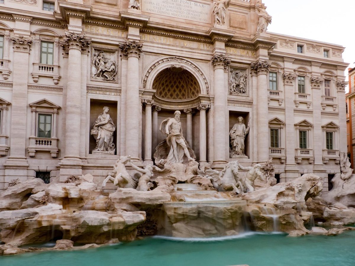 Slávna fontána di Trevi v Ríme s detailmi barokovej architektúry a sochami, fotená zblízka.