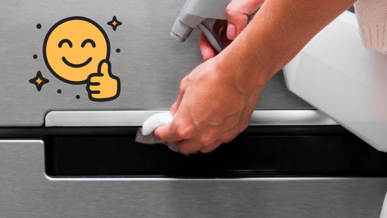 Ruka čistí kuchynský spotrebič handričkou, vedľa je emoji s palcom hore.